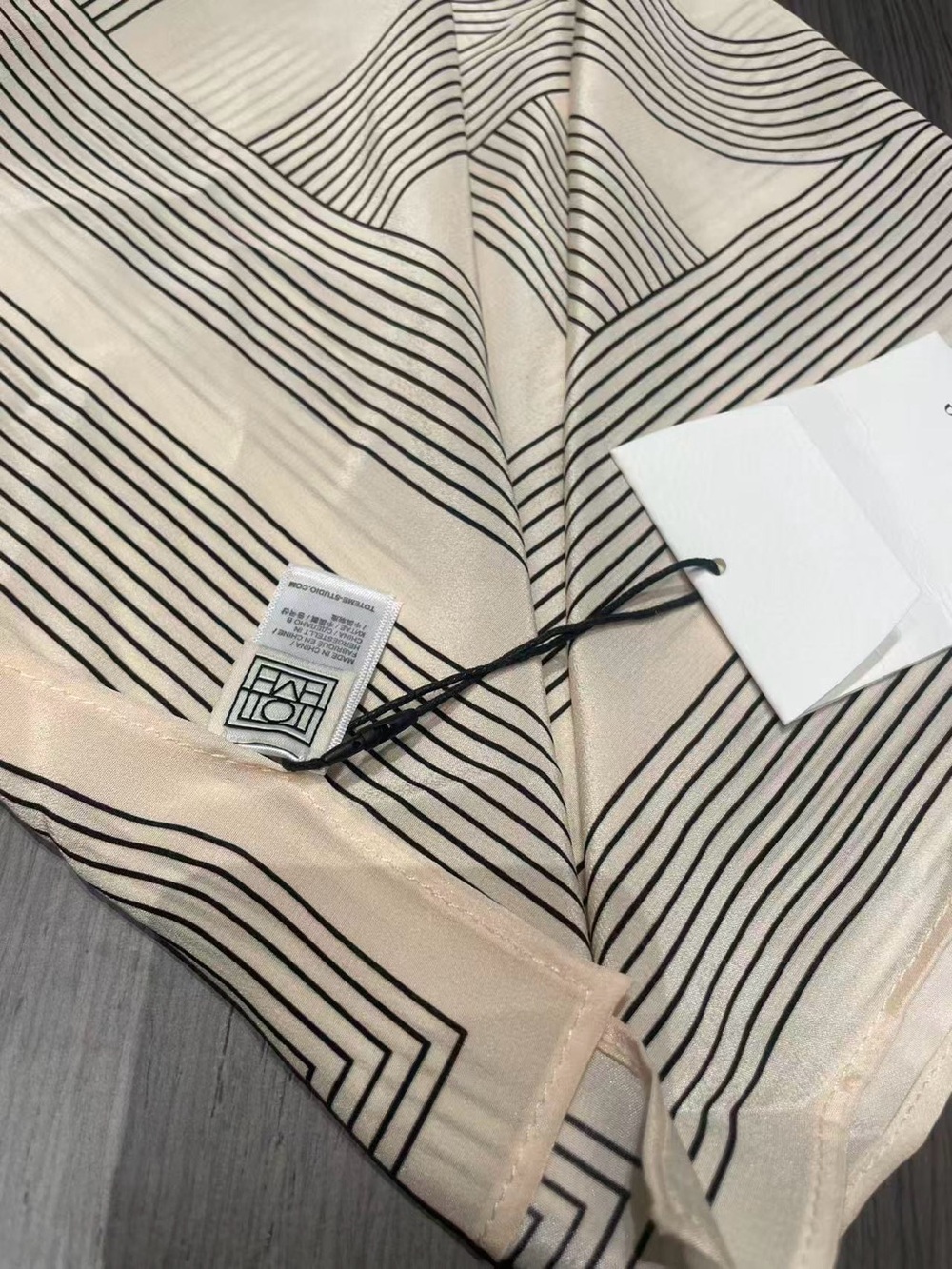 Toteme silk scarf - Picture 6 of 7